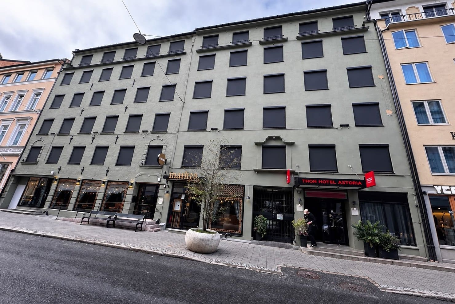 Thon Hotel Astoria i Oslo sentrum med 55 zipscreens med solcellepanel på fasaden