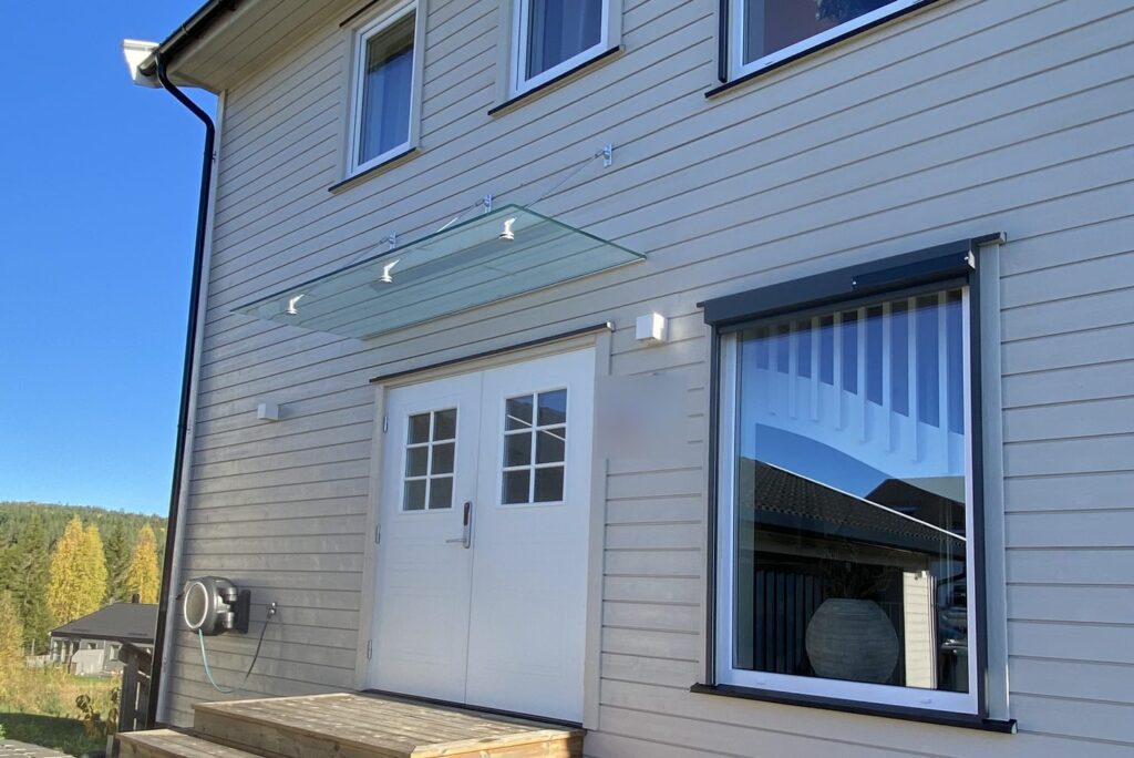 Glassbaldakin, 2 meter bred med 1 meter utlegg, over dobbel inngangsdør på privatbolig