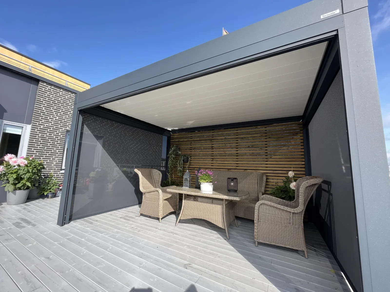 Pergola med lamelltak og zipscreen-vegg på terrasse