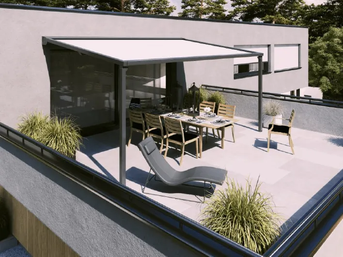 Pergolite Zipner på takterrasse med spisebord og solsenger