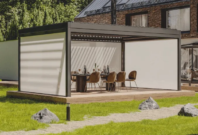Pergomella Compact – frittstående pergola med zipscreen-vegger i hagen